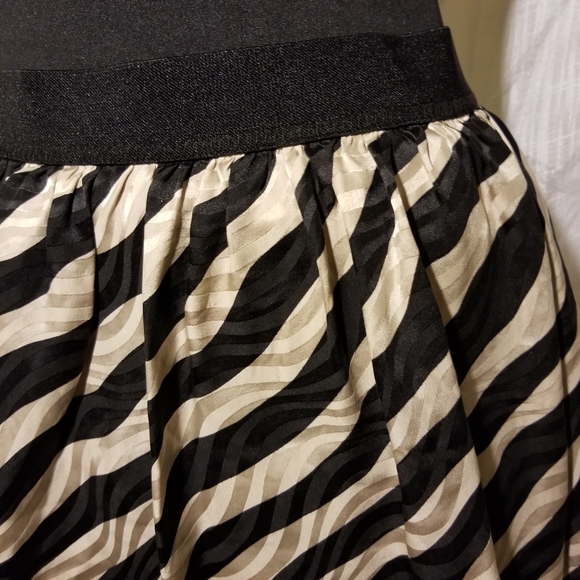 Banana Republic Silk Geometric Skirt Womens Size 2 Black Cream Preppy - Picture 3 of 6